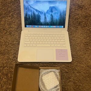 White Apple MacBook Laptop Computer With Extra Software / See Photos